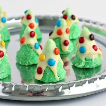 No-Bake Christmas Tree Cookies: SO easy, just a few ingredients! Perfect for decorating with the kids. www.thereciperebel.com