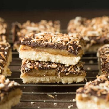 These Samoa Shortbread Bars come have a shortbread crust, easy caramel filling and are topped with chocolate and toasted coconut! A DIY Girl Scout cookie ;)