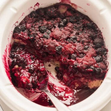 slow cooker berry cobbler in crockpot