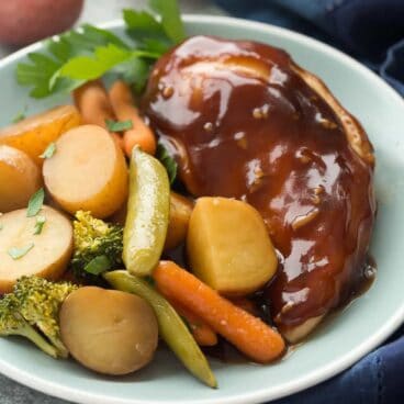 This Slow Cooker Honey Garlic Chicken and Vegetables is a new family favorite! It's sweet and savory and a complete one pot meal with chicken breasts, potatoes, broccoli and carrots and a homemade honey garlic sauce! Includes how-to recipe video. crock pot | crockpot recipe | easy dinner | chicken recipe | healthy recipe