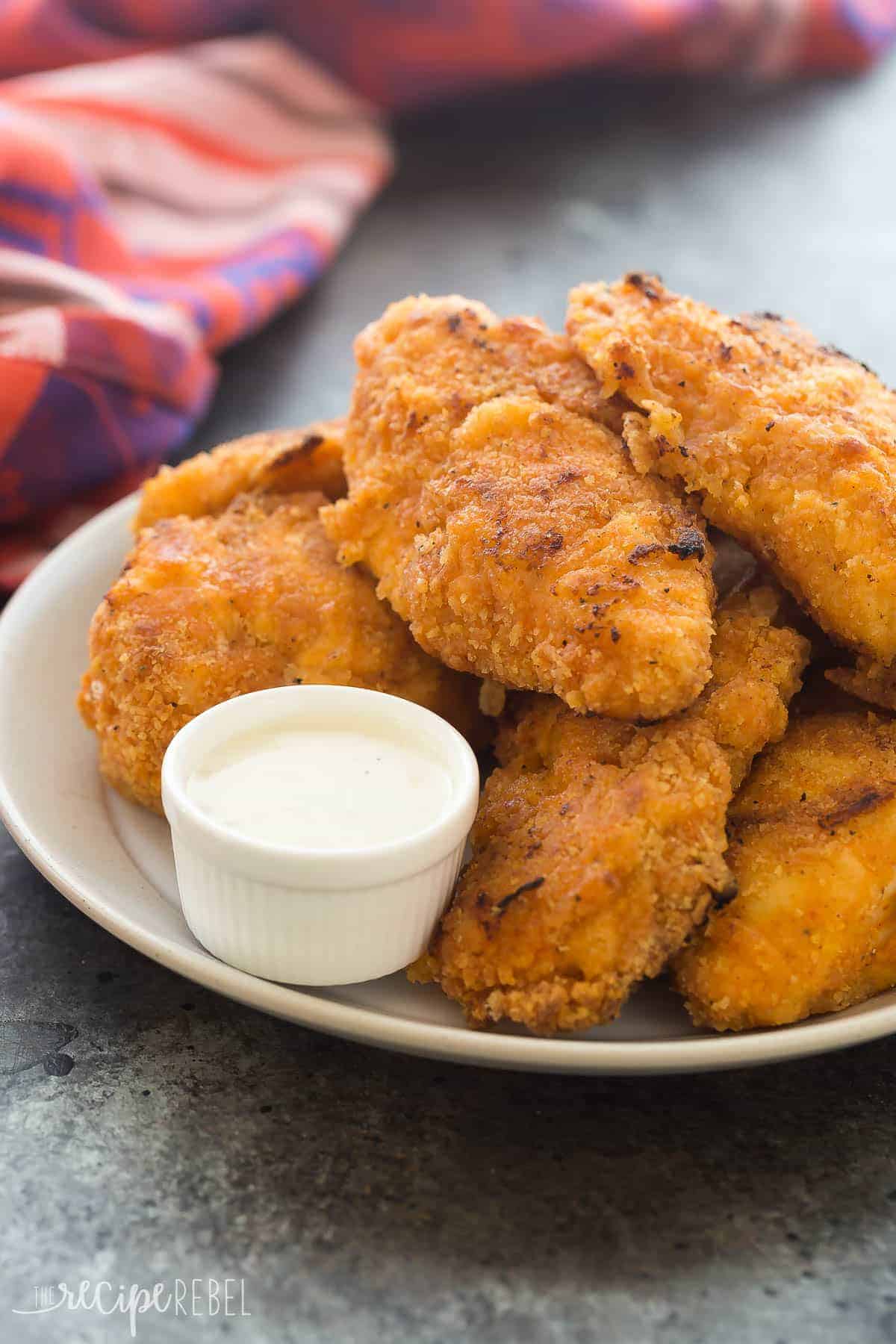 This Crispy Sriracha Buttermilk Oven Fried Chicken is so moist and juicy with just the right amount of spice! It's baked and not fried so it's healthier, but you still get that great crunchy coating. Includes a step by step recipe video. | easy dinner recipe | healthy recipe | low fat | healthy dinner | chicken dinner recipe | spicy chicken